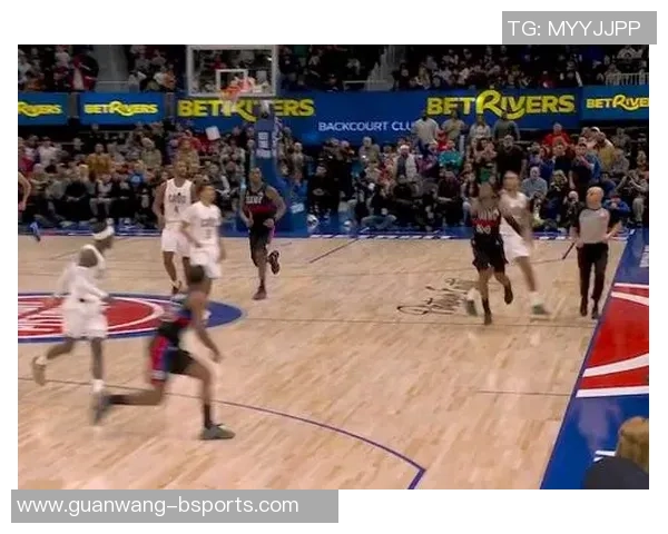 詹金斯关键时刻果断出手三分绝平展现不设限的篮球精神